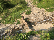 Max bei einer Bachquerung